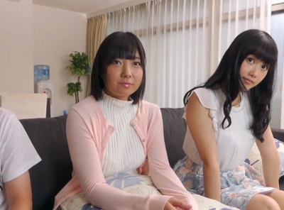 友達同士の女子大生を声かけ！お互い恥ずかしがりながらもシーツを濡らして即ハメ撮り