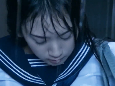 突然の大雨でずぶ濡れ→雨宿りしてたら禿げ親父に鬼畜レイプされる幼女JK